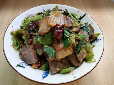 青椒炒腊肉猪血丸子