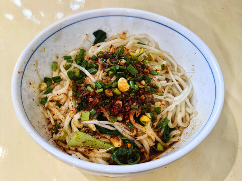 美味葱花辣椒油泼面