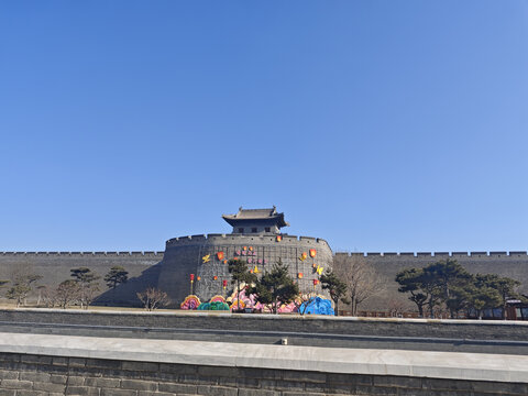 古城墙下的多彩景致