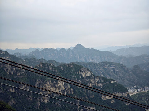 山峦叠翠间的索道景观