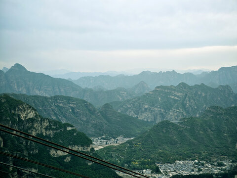 山间村落与连绵山脉景致