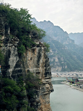 河畔陡峭山壁壮丽风光