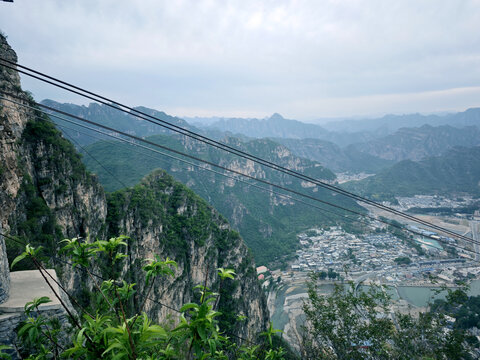 山间缆车与壮阔风景