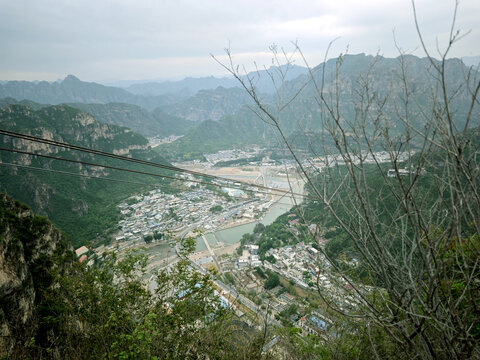 山间城镇与索道俯瞰美景