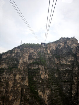 山间索道穿越陡峭岩壁
