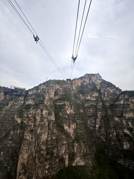 山间索道跨越巍峨峭壁