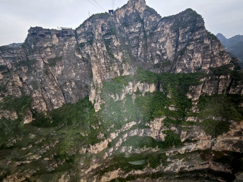 巍峨险峻的壮阔山峦景色