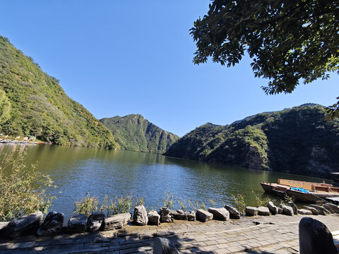 青山碧水间的静谧湖畔