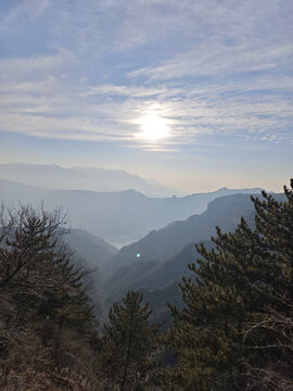 山间日出景色壮美