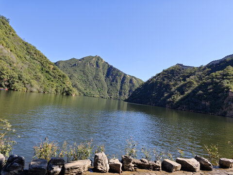青山环抱中的宁静湖水