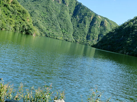 青山环绕的静谧湖水