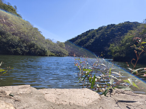 青山绿水间的静谧湖景