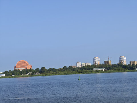河畔城市风光景致