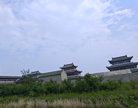 中式古建筑与繁茂绿植景致
