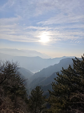 山间暖阳下的秀丽景致