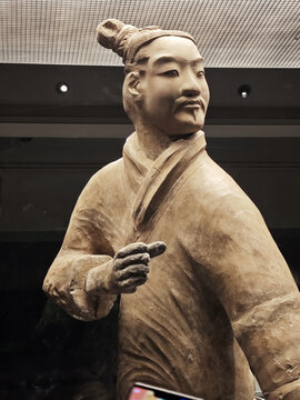 兵马俑特写展现古朴神韵