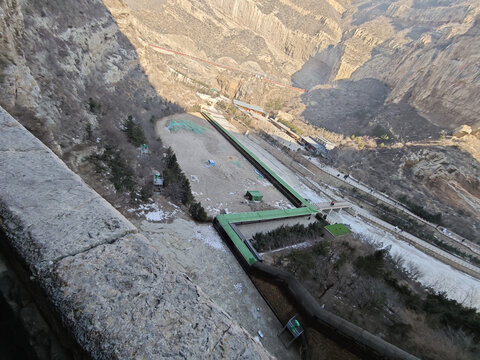 山间施工场地俯瞰景象