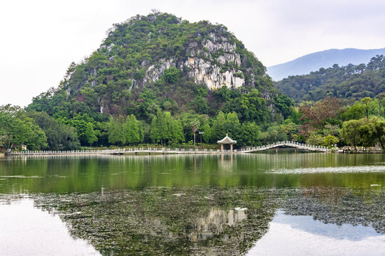 山水湖泊间的桥与亭景观