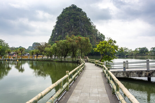 湖边栈道与远处青山景观