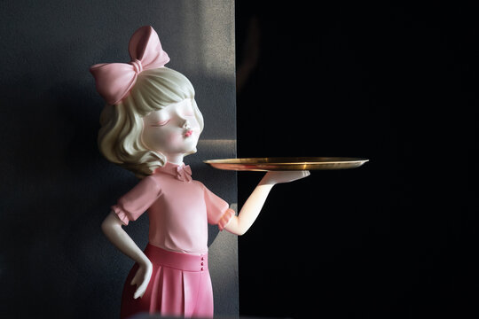 端托盘的甜美少女摆件