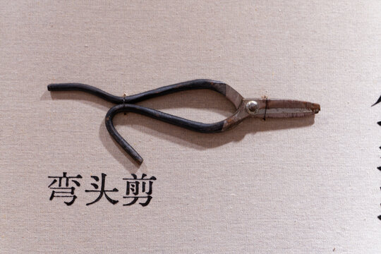 兔头制作工具传统弯头剪工具特写