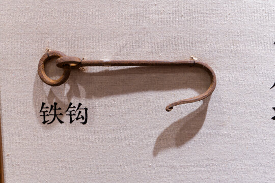兔头制作工具古朴生锈铁钩展示