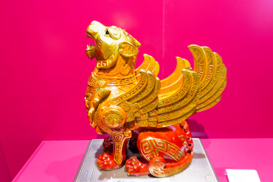 金色带翼神兽精美雕塑