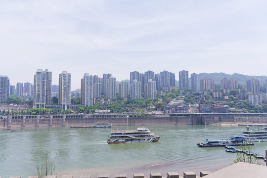 江边城市风光与停泊船只