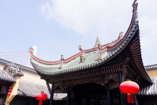 重庆湖广会馆中式古建筑的飞檐与红灯笼