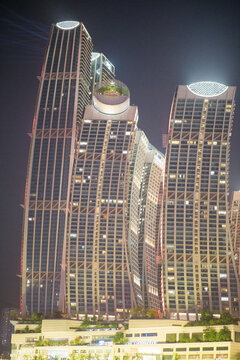 璀璨夜景下的摩天大楼群