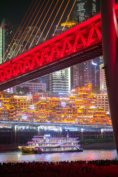 重庆夜景下的桥梁与游船
