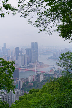山林间俯瞰城市江景风光