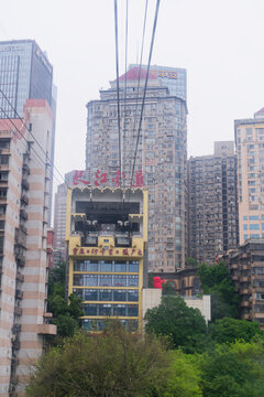 重庆长江索道旁城市景象