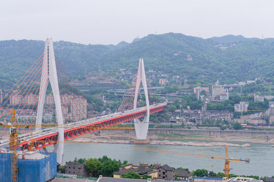 跨江大桥与山城景致