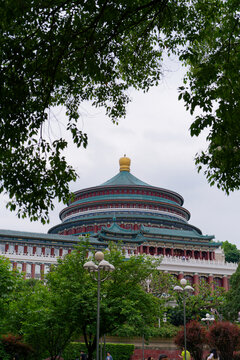 重庆人民大礼堂绿树环绕景