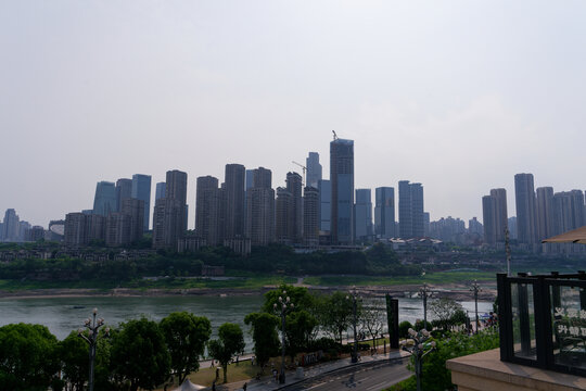 河畔林立的现代化城市高楼