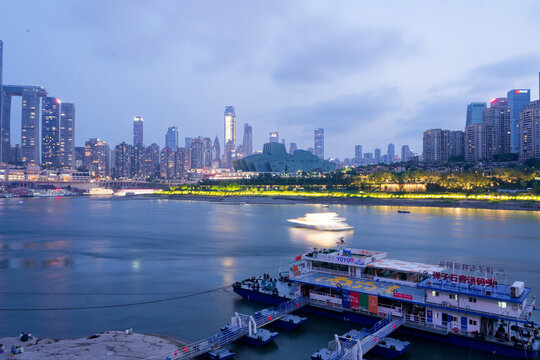 江畔城市夜景与游船景致