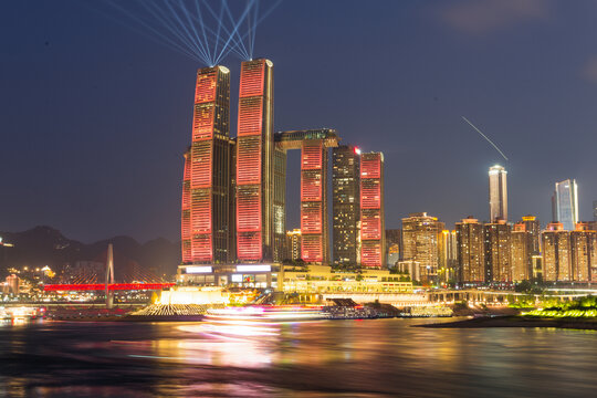 重庆璀璨夜景下的都市双子高楼