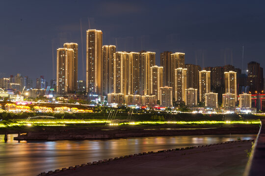 重庆河畔璀璨夜景高楼林立