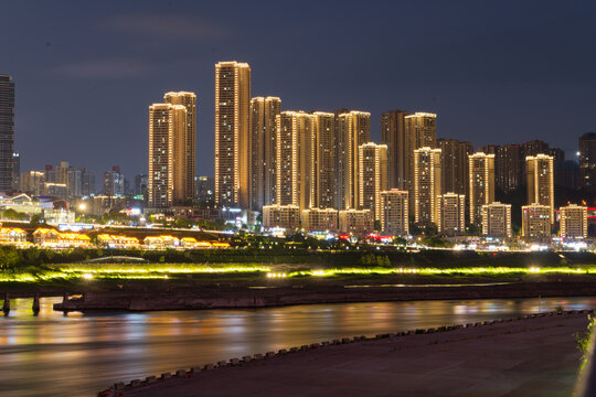 河畔璀璨夜景高楼林立