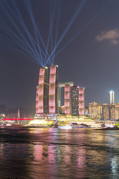 璀璨夜景下的都市滨水建筑