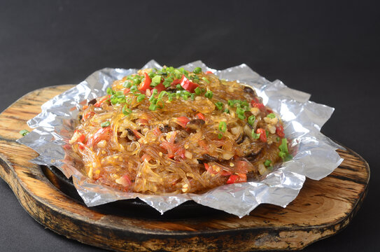 锡纸包裹的美味粉丝菜肴