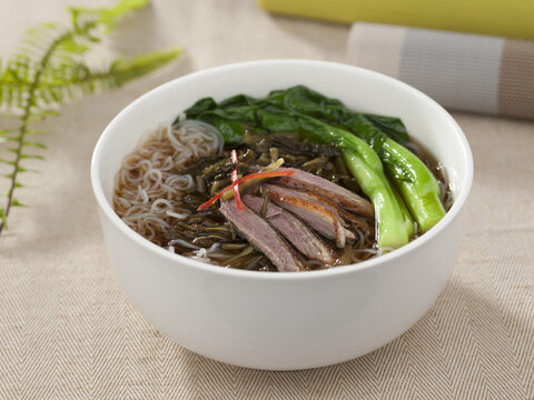 鸭肉青菜米线美味诱人