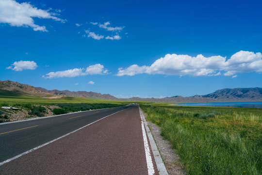 新疆内蒙古旷野公路边的湖光山色