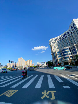 城市十字路口交通景象