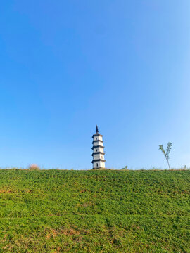 绿草坡上的古朴宝塔