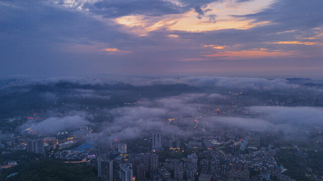 云雾缭绕的城市日落景观