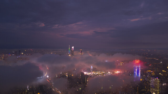 云海中的广州都市夜景