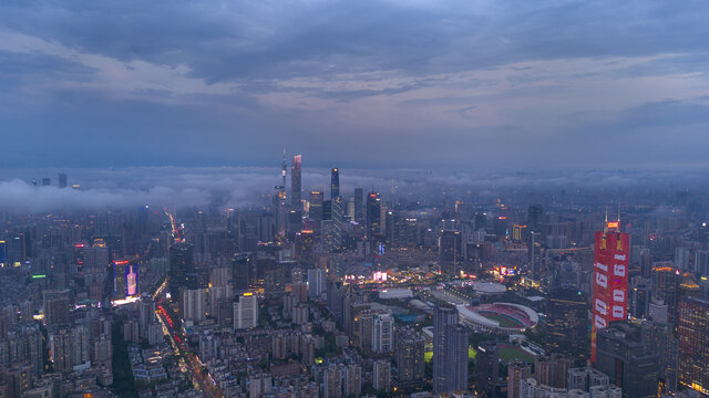 云海中的广州都市夜景