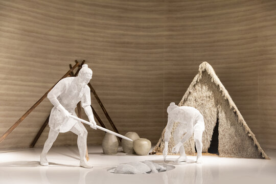 古代劳作场景雕塑展示